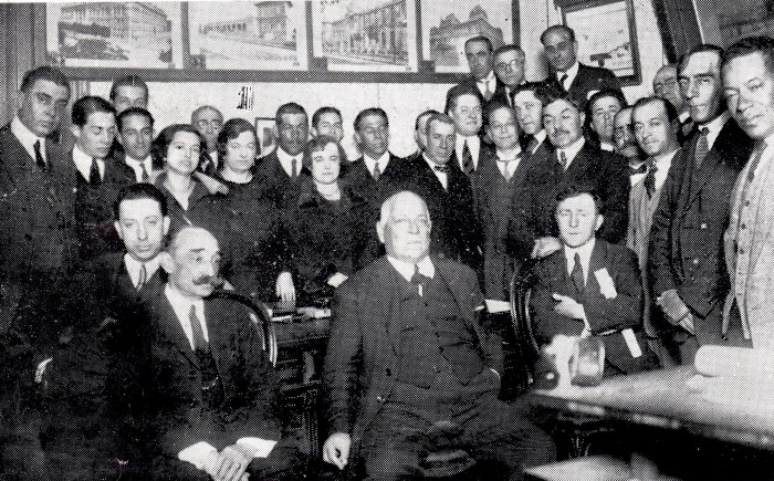 Alfredo Jones Brown junto al personal de la Dirección de Arquitectura del MOP, 1925. Archivo IHA. - Curso Arquitectos Uruguayos - Edición 2018