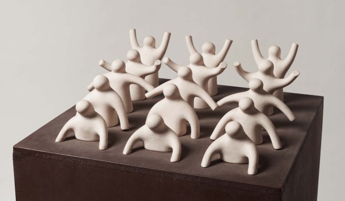 PONIÉNDOSE DE PIE - 15 figuras de cerámica bizcochada de 10 a 14 cm de altura, sobre base de madera de 85 x 50 cm - 1983 - Sin firma - Silveira y Abbondanza: un legado