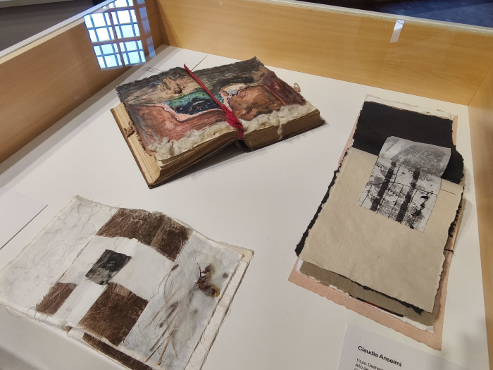 Imagen de exposición - Artistas en sus propias palabras: Claudia Anselmi, Lala Severi y Gustavo Tabares.  - Museo Nacional de Artes Visuales