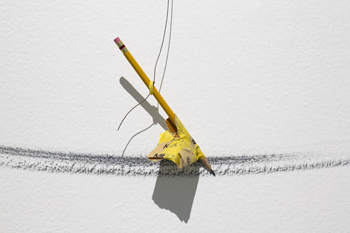 Portrait of the Artist, 1991/2012<br>Retrato del artista<br>Ventilador, hilo y lápiz<br>Dimensiones variables<br>Colección del artista<br>(c) Luis Camnitzer - Luis Camnitzer - Museo Nacional de Artes Visuales