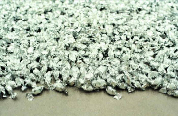 Foto de tapa del catálogo: "Untitled" (Placebo) (detalle), 1991, caramelos envueltos en celofán plateado, abastecimiento ilimitado, peso ideal 454 - 544kg, dimensiones varían con instalación<br><BR> &copy; Estate of Felix Gonzalez-Torres. Courtesy Andrea Rosen Gallery. This image may not be reproduced without permission<br><BR> ARG# GF1991-20 - Felix Gonzales Torres - Museo Nacional de Artes Visuales