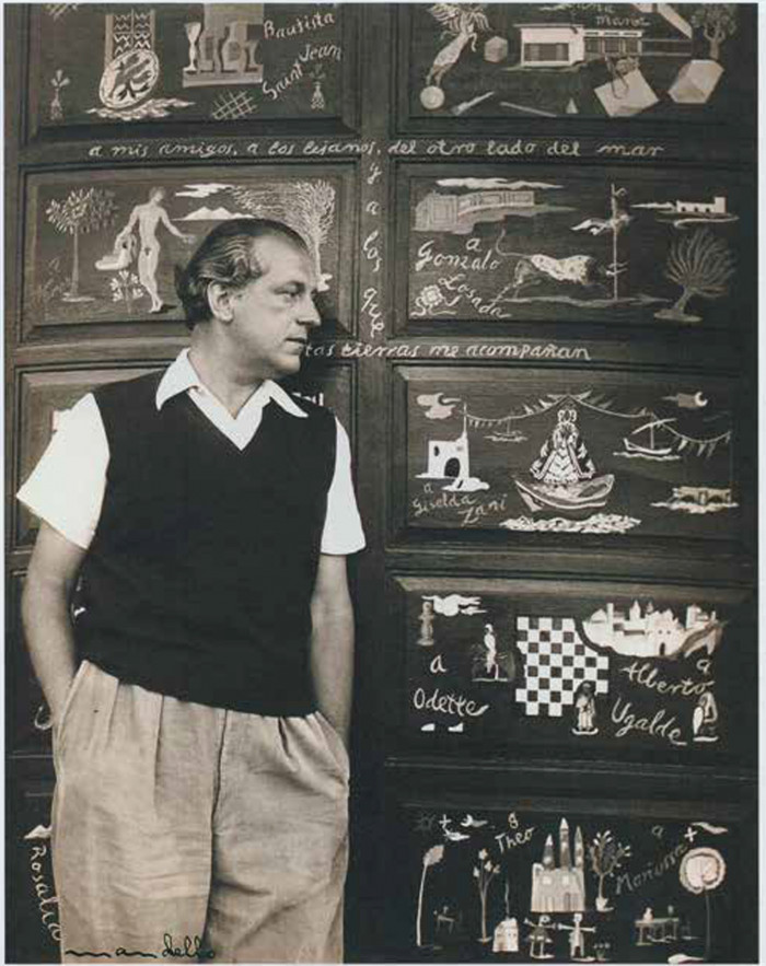 Rafael Alberti al frente de su casa "La Gallarda", de Punta del Este, con el "Panel de la amistad" detrás (1947). Foto de Jeanne Mandello. - Presentación del libro: Alberti, Bonet, Mandello - Historias en torno a La Gallarda - Museo Nacional de Artes Visuales
