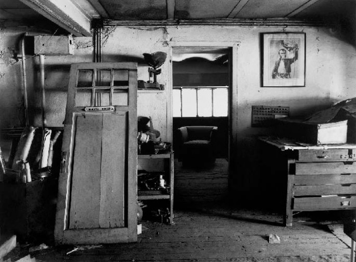 Taller mecánico naval, Ciudad Vieja. Montevideo, 2002. - Luis Alonso - Inconclusa - Museo Nacional de Artes Visuales