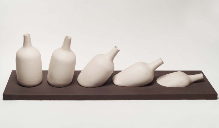 SECUENCIA DE LA CAÍDA<br>5 piezas de cerámica bizcochada sobre base de madera 60 x 40 x 4 cm<br>1983<br>Sin firma - Silveira y Abbondanza: un legado - Museo Nacional de Artes Visuales