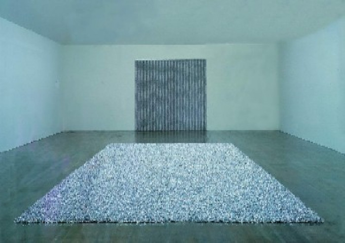 "Untitled" (Placebo), 1991, caramelos envueltos en celofán plateado, abastecimiento ilimitado, peso ideal 454 - 544kg, dimensiones varían con instalación.<br><BR> "Untitled" (Chemo), 1991, cuentas de plástico y varilla de metal, dimensiones varían con instalación.<br><BR> Vista de la instalación en Art Tower Mito, Ibaraki, Japón, "Flexible Co-existence", 5 de abril - 1 de junio 1997<br><BR> &copy; Estate of Felix Gonzalez-Torres. Courtesy Andrea Rosen Gallery. This image may not be reproduced without permission<br><BR> ARG# GF1991-20 <br><BR> ARG# GF1991-23 - Felix Gonzales Torres - Museo Nacional de Artes Visuales