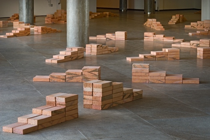 transmigra, La, 2006<br>Instalación en la 29 Bienal de Pontevedra, España<br>Fotografía: Xenaro Martínez - Mario Sagradini - Vademecum (con la gentil participación de Lucía y Mario) - Museo Nacional de Artes Visuales