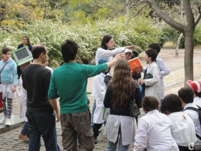  - Actividad con ceibalitas: Juego del QR en el Jardín del Museo - Museo Nacional de Artes Visuales