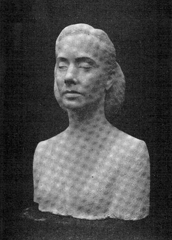 Busto Sra. Simone Du Hautbourg de Rodriguez Pintos, c.1945. Sebastián Moncalvi (1902-1974). Yeso.  54 x 38 x 23 cm. Nº inv. 2421.