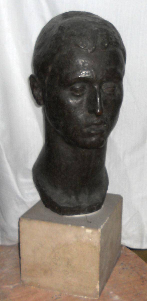 Adolescente, 1913. Luis Falcini (1889-1973). Bronce.  50 x 25 x 27 cm. Nº inv. 440.