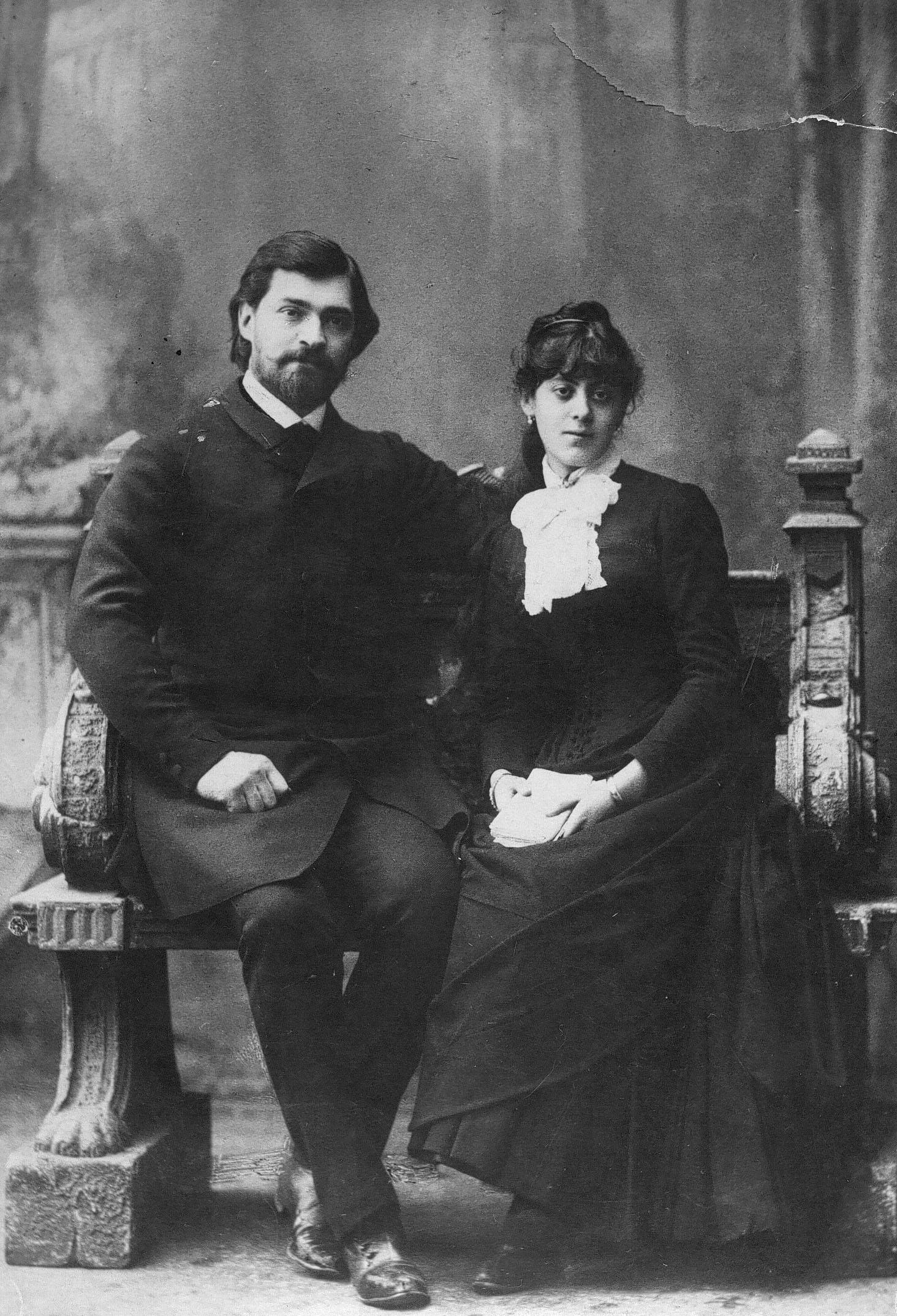 Fotografía de Pedro Figari  y María Castro de Figari en su domicilio (Barrio Reducto 1917) ,  
