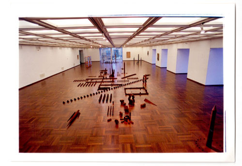 Fotografía de la Sala 5 del Museo Nacional de Artes Visuales, MNAV, (muestra Miquel Navarro 1999). 