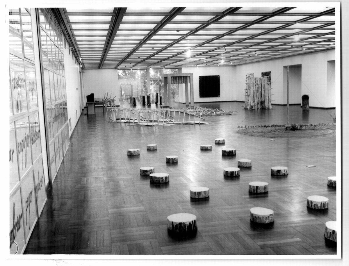 Fotografía de la Sala 5 del Museo Nacional de Artes Visuales, MNAV (muestra Gúnter Uecker- El Hombre Vulnerado - 1996)