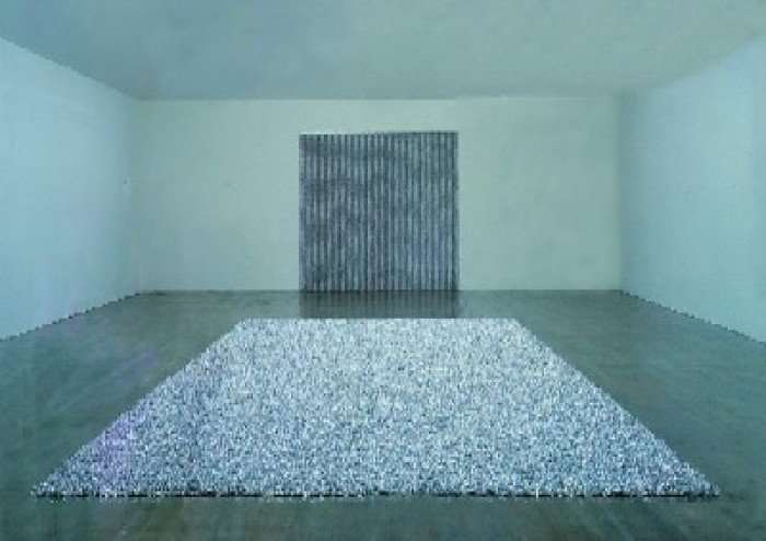 Felix Gonzales Torres - "Untitled" (Placebo), 1991, caramelos envueltos en celofán plateado, abastecimiento ilimitado, peso ideal 454 - 544kg, dimensiones varían con instalación.<br><BR> "Untitled" (Chemo), 1991, cuentas de plástico y varilla de metal, dimensiones varían con instalación.<br><BR> Vista de la instalación en Art Tower Mito, Ibaraki, Japón, "Flexible Co-existence", 5 de abril - 1 de junio 1997<br><BR> © Estate of Felix Gonzalez-Torres. Courtesy Andrea Rosen Gallery. This image may not be reproduced without permission<br><BR> ARG# GF1991-20 <br><BR> ARG# GF1991-23