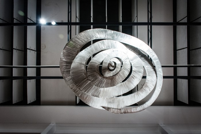 Presentación del catálogo de Verónica Artagaveytia: HABAEVA, una escultura en la contemporaneidad - Fotografía: Enrique Abal Oliú<br>Nombre: LA MEGA. <br>Aluminio 2,30 m x 2.30 m